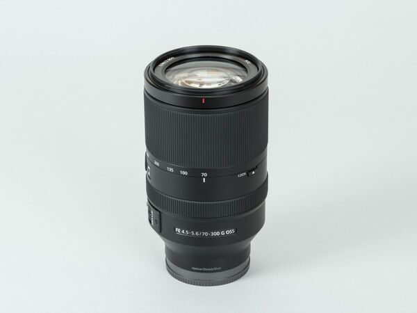 ASCII.jp：最短90cm！ ソニーの寄れるズームレンズ「FE 70-300mm」は