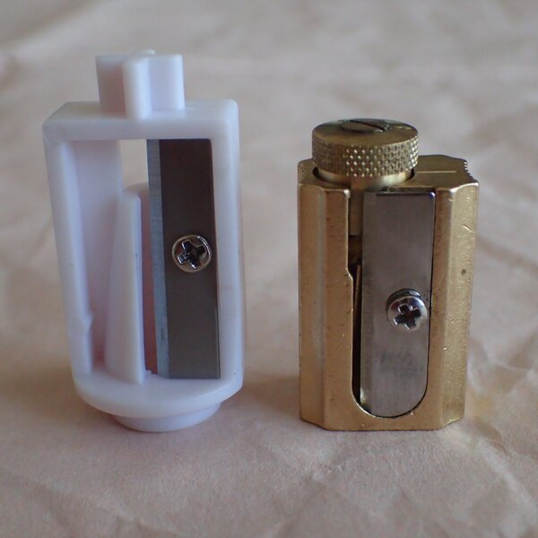 回転刃モジュール（左）は、ごく普通のミニマルデザインの鉛筆削り（右）とほぼ同じ構造をしている