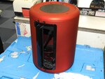 サ●ビーのファンネル似！　紅いMac Pro風ケースが28日発売