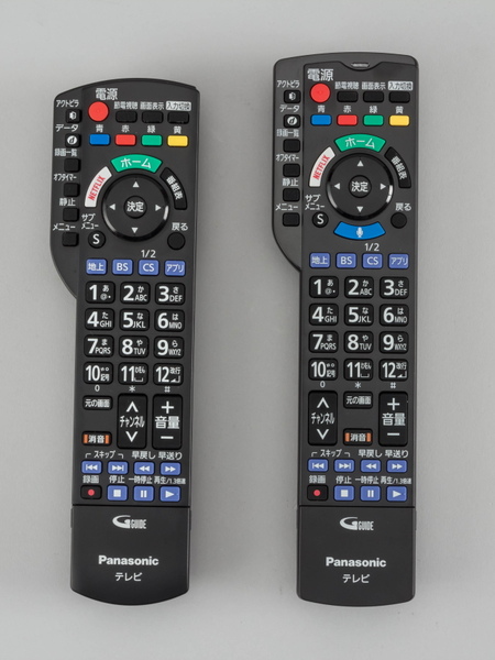 右がDX600のリモコンで、左がDX750のリモコン。同じように見えるが、DX750のリモコンには音声入力ボタンがある、背の高さや微妙な形状にも違いがある