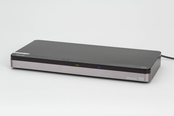 東芝「DBR-T670」。薄型サイズのBDレコで、電源ボタンのデザインなどは薄型テレビと同じイメージとなっている