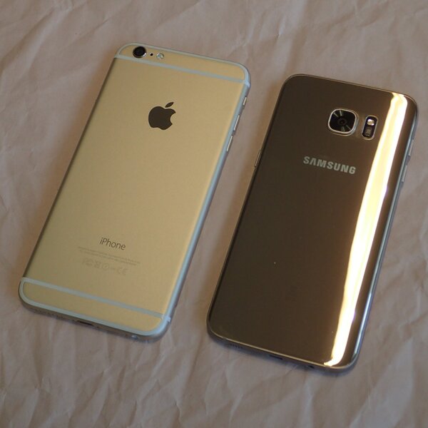 iPhoneのように奥ゆかしい地味なゴールドじゃなくて、Galaxy S7 edge（右）はギンギンの金の延べ棒色のゴールドが頼もしい