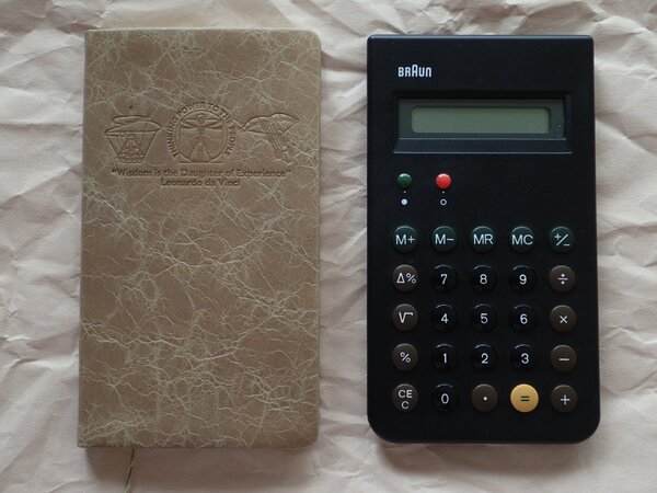 ブラウンの伝統的電卓である「ET66」とほぼ同じサイズ