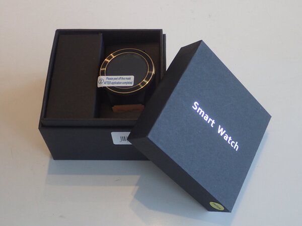その名もストレートに「Smart Watch」……チープなパッケージに似合わない気迫