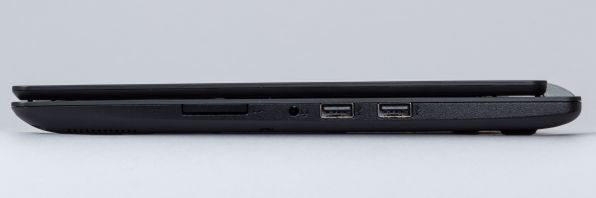 右側面。USB 2.0端子が2つとSDメモリーカードスロットがある