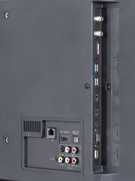 背面端子部。側面を向いた端子は上からアンテナ入力、miniB-CASカードスロット、USB×2、HDMI×2、ヘッドフォン出力、D端子入力などがある。背面を向いた端子部には、HDMI×1、ビデオ入力、光デジタル音声出力がある