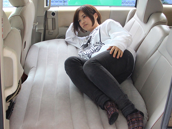 Ascii Jp セダン車だって車中泊できる 後部座席をベッドに変身させるマット