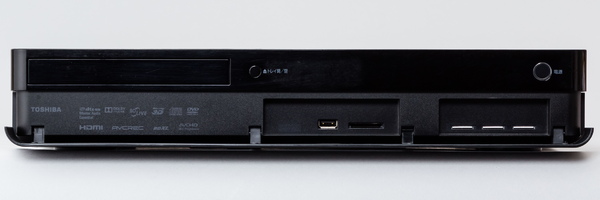 DBR-M590の前面パネルを開いた状態。USB端子とSDメモリーカードスロットがあり、右に3つ並んでいるのがmini-B-CASカードだ