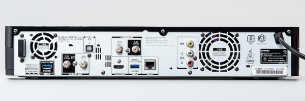 DBR-M590の背面。入出力端子はHDMI出力×1、ビデオ入力×1と一般的なBDレコと変わらない。外付けHDD用のUSB端子が全録用と通常録画用の両方が用意されている