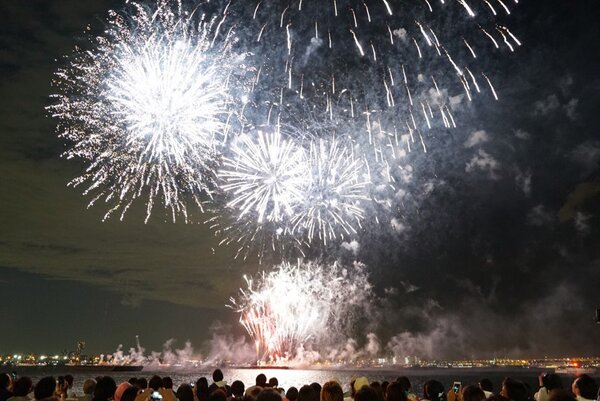 Ascii Jp 夏はもうすぐ 花火をiphoneでキレイに撮るカンタンな方法