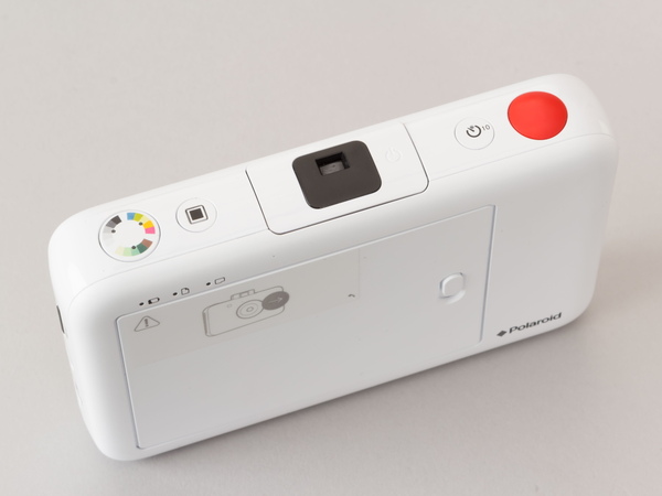 上面のボタンは左からカラーモード選択（カラー、モノクロ、セピア）、フレーム選択ボタン、電源スイッチ兼用ビューファインダー、セルフタイマー、シャターボタンが並ぶ