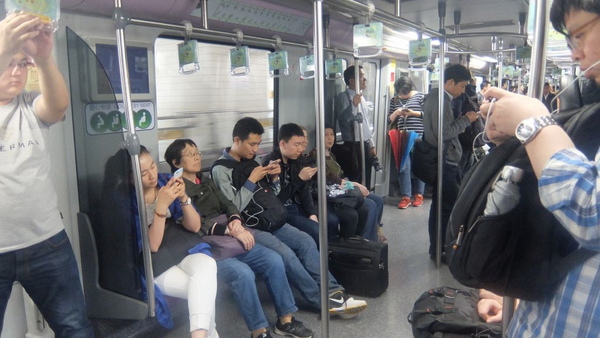 地下鉄車内。も来年の今頃は曲面中国スマホ率が高くなる!?