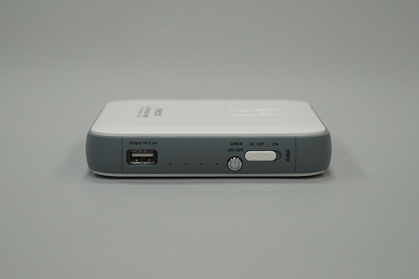 側面に充電用USBポート×1（5V／2.4A）、バッテリー残量LEDインジケーター、電源ボタン、AC出力スイッチがある