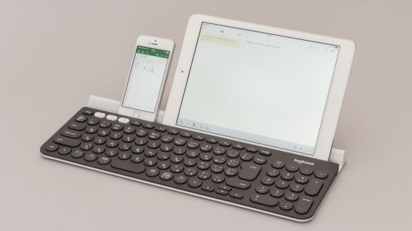 K780はマルチペアリングに対応し、3つまでのスマホをスイッチ1つで切り替えられる。このためiPhone＋iPadという使い方も可能だ
