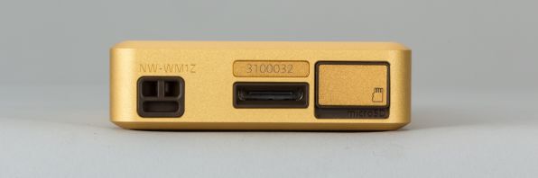 microSDカードスロットと、WM-PORTを備えた底面部