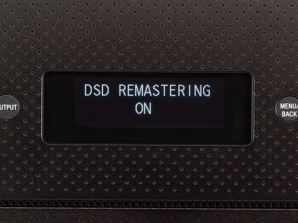 DSDリマスタリングをオンとしたときの表示。メニュー操作のほか、リモコンでダイレクトに切り替えることも可能