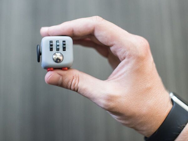 ASCII.jp：手持ち無沙汰を解消する玩具「Fidget Cube」に惹かれる