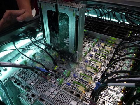 富士通、SPARCサーバーの最新冷却技術を米国でも披露