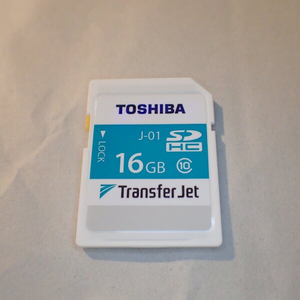 Transfer Jet搭載SDHCメモリカードはアプリ設定の必要無い近接無線通信機能を搭載したSDHCカードだ