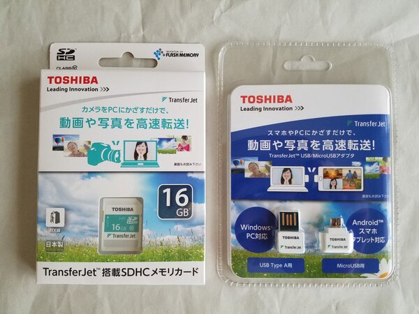 今回、筆者が購入した「Transfer Jet USB/MicroUSBアダプタ」（右）と「Transfer Jet搭載SDHCメモリカード」（左）