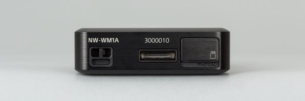 NW-WM1Aの底面。充電／外部接続用のWM-PORT端子と、microSDカードスロットがある