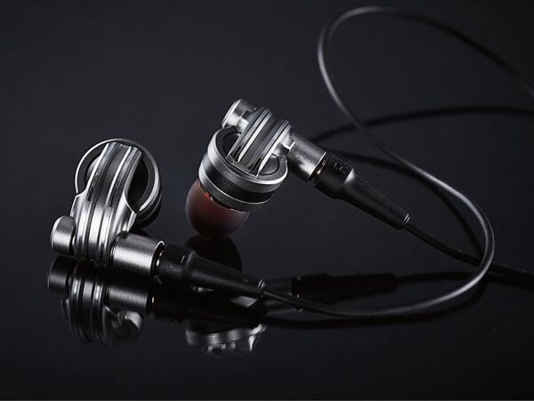 ハイレゾイヤフォン ASCII.jp：士郎正宗氏デザイン！ 超かっこいいハイレゾ対応イヤフォン