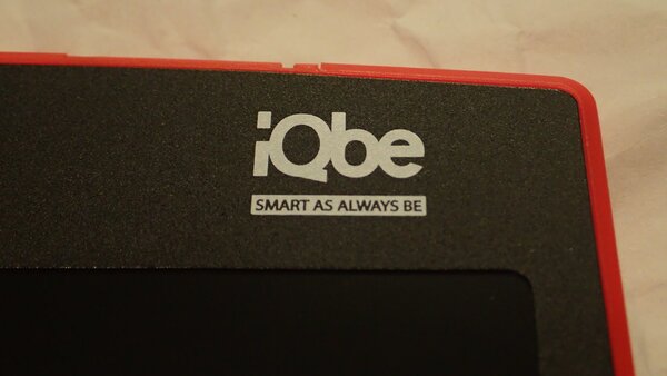 「SMART AS ALWAYS BE」というメッセージワードを従えたiQbe