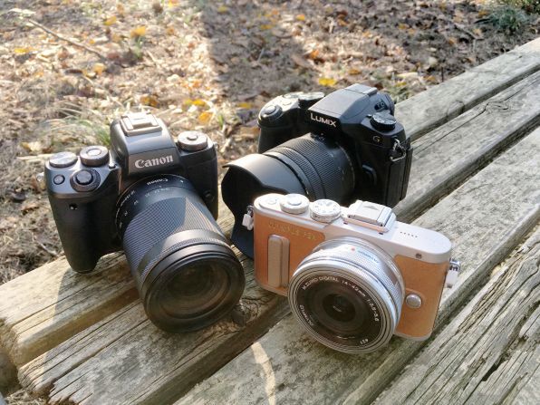本特集で扱うデジカメ。左が「EOS M5」、右が「E-PL8」、奥が「DMC-G8」