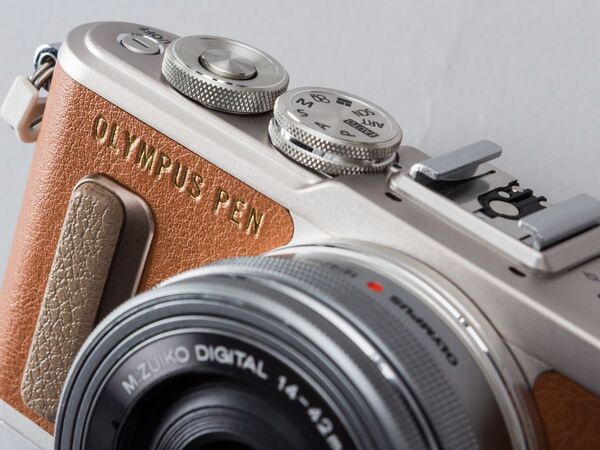 人気モデルシリーズ!　OLYMPUS PEN E-PL8◯本体液晶画面に傷があります