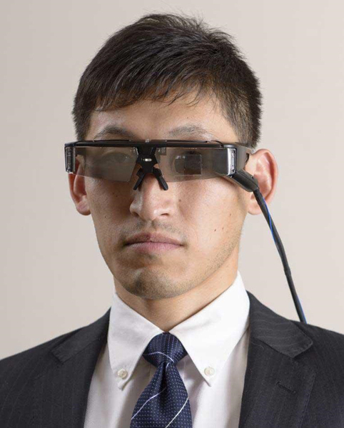 網膜にレーザーを投影して視力を拡張するARアイウェア