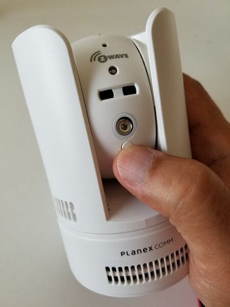 赤外線LEDのすぐ下にあるWPSボタンを押して、続いてルーター側のWPSボタンを押して自動接続させることが一番簡単だ。時にルーターWPSとの相性で接続できない場合もあるが2～3回はトライしてみることが必要だ