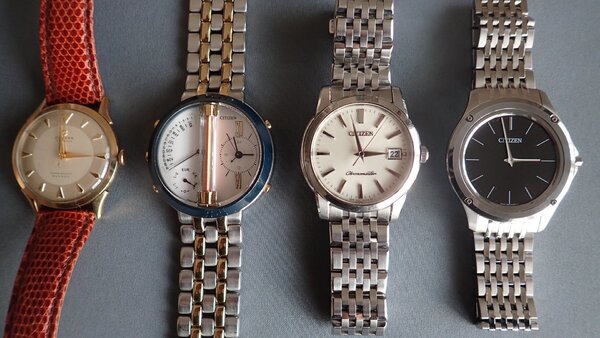 筆者が日常使っているシチズンのモデル。左から昭和中期の手巻き時計、世界初の多極電波腕時計、「ザ・シチズン」、今回の「エコ・ドライブ ワン」