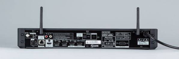 AVアンプ部背面の写真。4入力/1出力のHDMI端子のほか、USB端子やネットワーク端子、光デジタル音声入力、FMアンテナ端子やアナログ音声入力と、入力端子もかなり充実している。右側にある出力端子は、専用ケーブルのためのコネクター端子となる