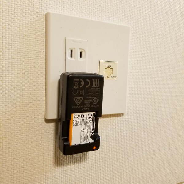 壁面ACコンセント直差しの充電アダプターはケーブル類が一切なくて便利だ