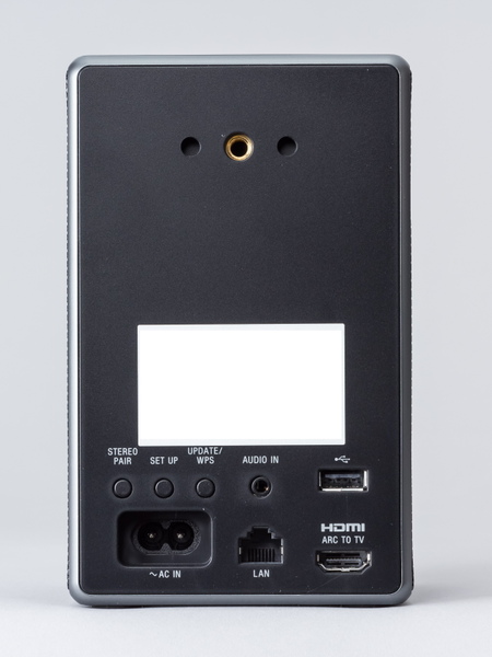 背面写真。電源端子とLAN端子のほか、HDMI端子やUSB端子、アナログ音声入力も備える