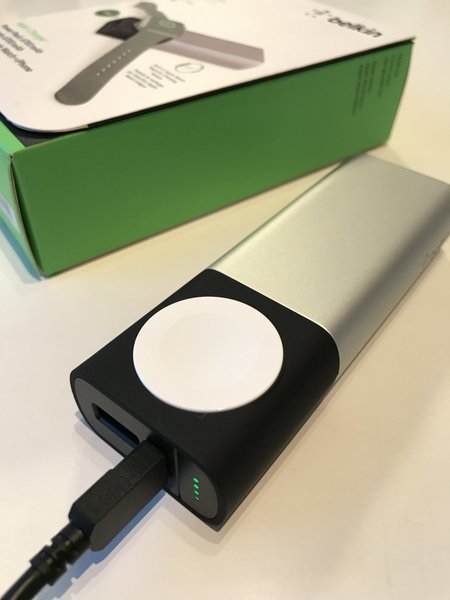 アップルウォッチ専用のマグネット充電モジュール（白い部分）プラス、1.0Aの一般的USB給電ポート、4つのLEDランプによる充電池残量計が付属する
