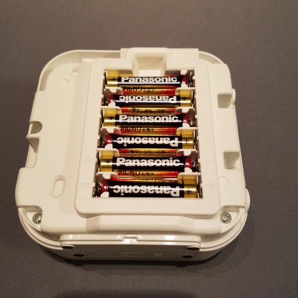ACアダプターは標準では付属せず、豪華に単4電池を6本使用する