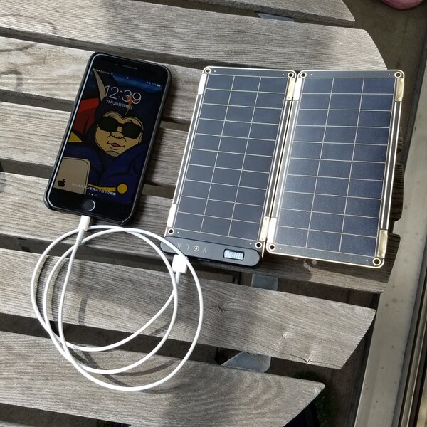 純正のケーブルを使用して、iPhone 7 Plusに太陽光発電で充電してみた