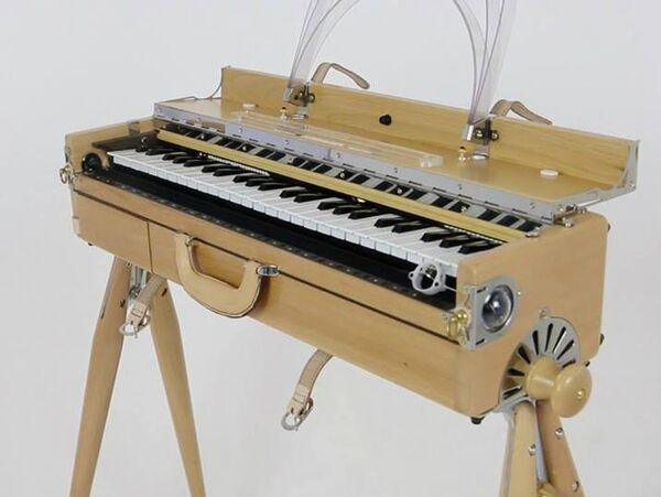 ASCII.jp伝説の電子楽器がNAMMショーで復活、作りこみがやばい！