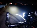 遠くまで照らす700ルーメンの自転車専用LEDライト