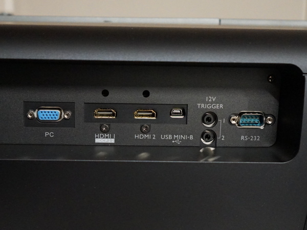 端子部。HDMIが2系統あり、1つはHDCP 2.2対応だ