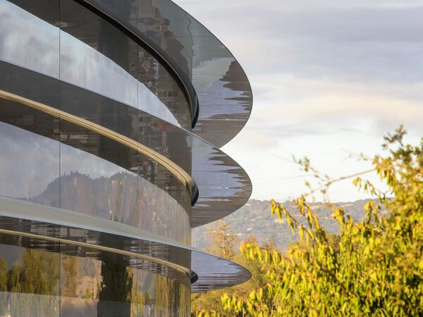 ASCII.jp：アップル、巨大な曲面ガラスで覆われた新社屋「Apple Park