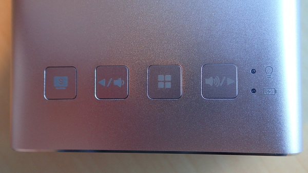 上面に配置された4つの操作系スイッチ。左端はユニークなSplendidボタン