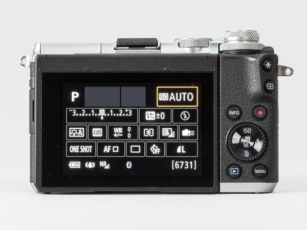 背面モニターは3型（約104万画素）でタッチ操作に対応している。背面の十字キーの周りは回転するコントローラーホイールになっている