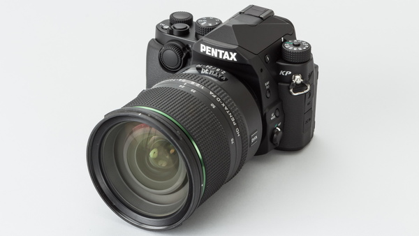 本体サイズは幅131.5×奥行き76×高さ101mm、重量はバッテリーとメディア込みで約703g。装着しているレンズは「HD PENTAX-D FA 24-70mmF2.8ED SDM WR」（実売価格 18万円前後）。頭の尖ったデザインはペンタックスに昔あった中盤カメラ「6×7」を彷彿させる