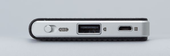 底面にはUSB-B端子とmicroUSB端子がある。入力ソースの切り替えスイッチもある。microUSB端子は充電用としても使用する