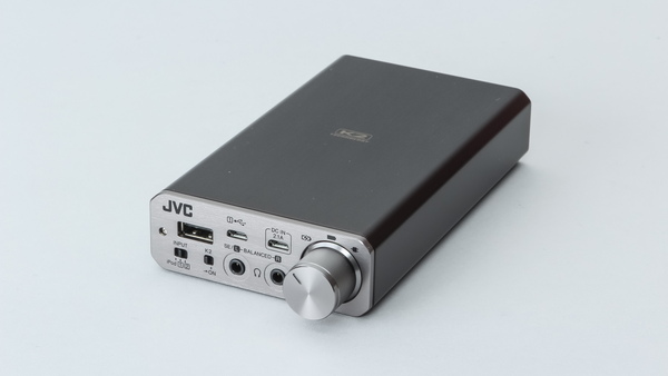 JVCの「SU-AX01」。音質にもこだわった高級モデルだけにサイズはやや大きめ。厚みがあるので、持ち歩きではややかさばるかも