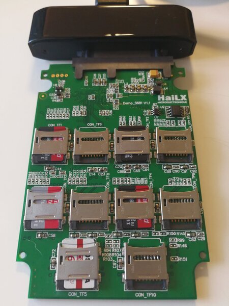 64GBのmicroSDカード（1番）に16GBのmicroSDカード2枚と、32GBのmicroSD、カード2枚の合計4枚を3番、5番、7番、9番のコネクターに挿入してみた