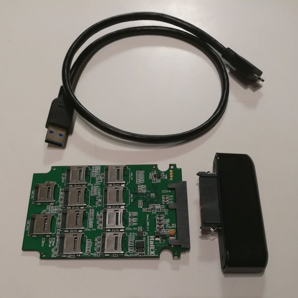 microSD 2 SATA Drive（左下）とSATA接続SSD／ハードディスク→USB3.0変換アダプターとケーブル