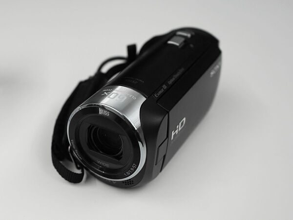 デジカメバッテリー採用で軽量化！ ソニー「ハンディカム」エントリー